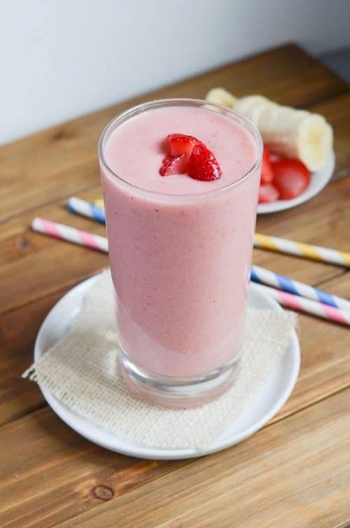 The BEST Easy Strawberry Banana Smoothie!